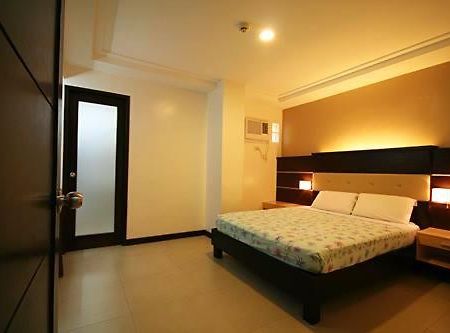 Olongapo Travel Lodge Extérieur photo